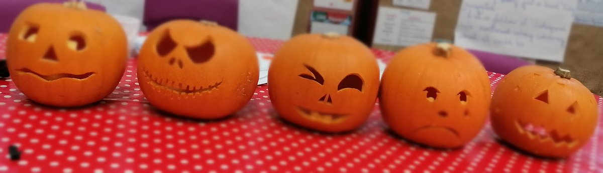 ElaineLyon9's tweet photo. Sorted the details on my pumpkin then helped a friend carve theirs. That makes 9 pumpkins carved this year. New record for me. #pumpkincarving #jackolantern #pumkins #carving #tirednow #sorehand https://t.co/cVSVHkUbrK
