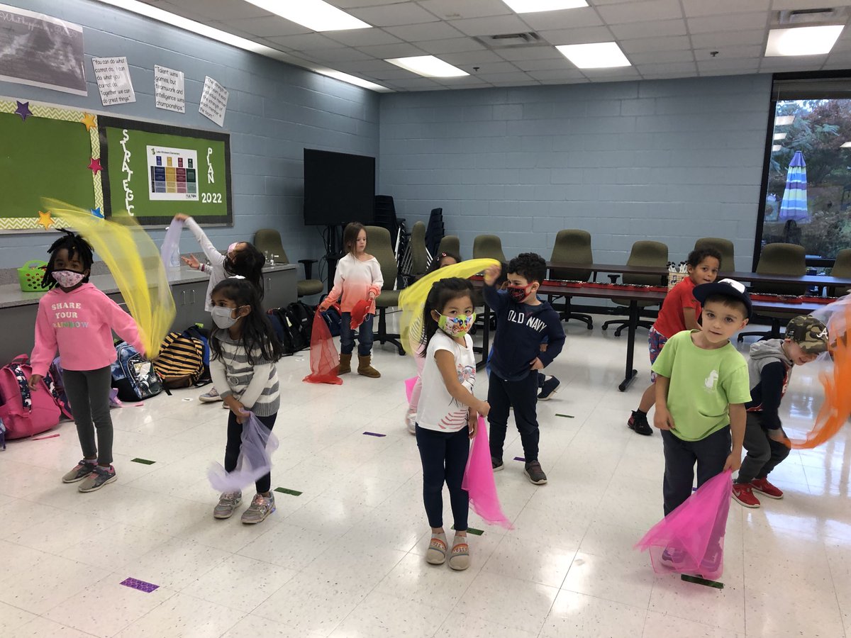 LWEMusicNotes's tweet photo. Ms. Howard’s Kindergarten class is using scarves to show the melodic direction of a song in music class! #lwesgators #fcsmusic https://t.co/9dx0RjHxtg