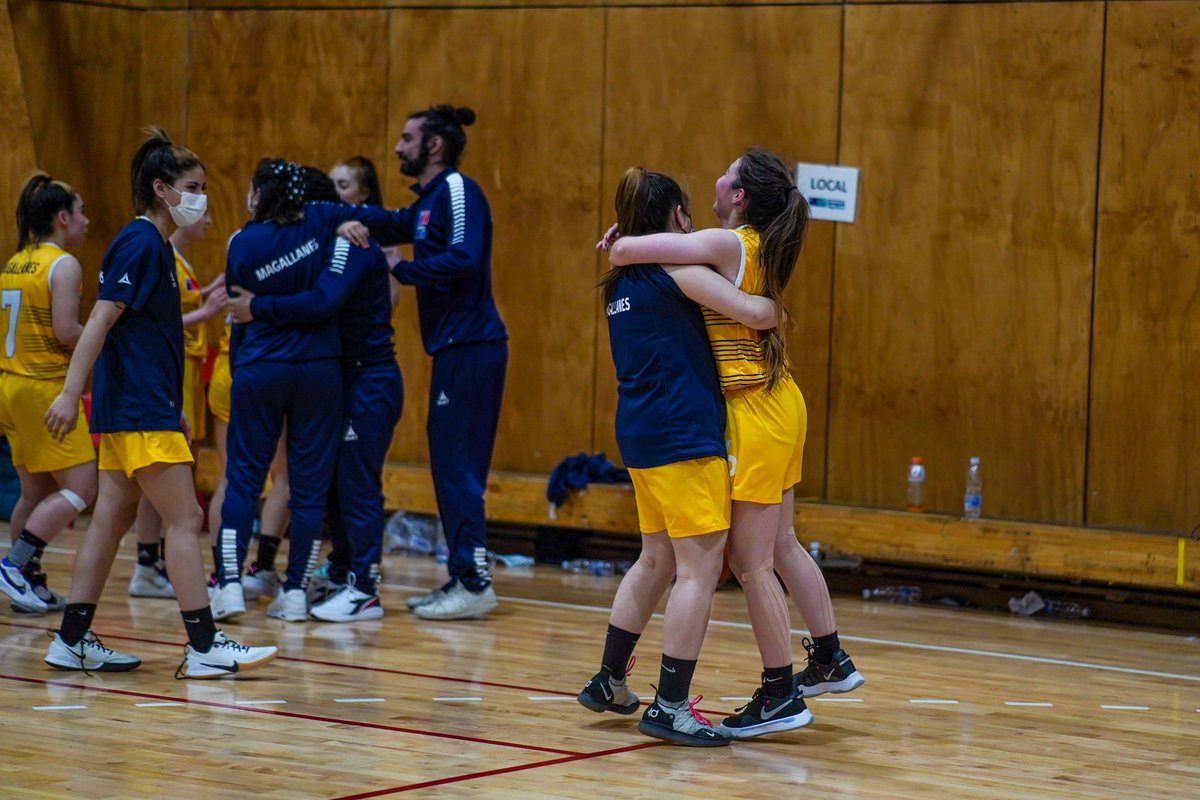 ¡Felicitaciones a nuestras seleccionadas de básquetbol femenino ⛹️‍♀️🏀 por su título invicto en los #JuegosAraucania2021!

Gracias por dejar en lo más alto el nombre de la región de #Magallanes 🔵🟡y hacer vibrar a todo el público que llegó al Gimnasio Fiscal. Son orgullo regional.