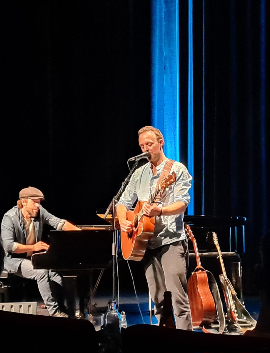 Vandaag voor het eerst weer live popmuziek mogen beleven. @Nielsgeusebroek in de @ECIRoermond . Heb genoten van de sfeer, de muziek, prachtige teksten, leuke verhalen en de mooie stem van Niels. Zó fijn om weer live muziek te zien/horen, hoop dat dit niet weer stopt. #corona