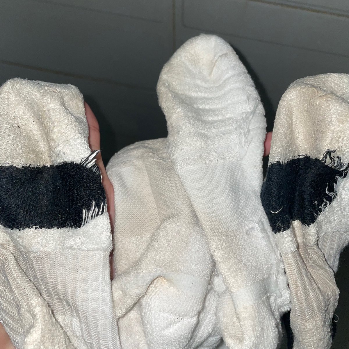 Slxswbb520's tweet photo. 没有更新的日子都在享受生活 男人的袜子就是生活的调味剂（这是最近比较爽的一次）
三个篮球爸爸的袜子都很臭 塞进嘴里时咸臭的味道爆发 快要把嘴撑爆 甚至想哭 可是脑海里想着爸爸玩我的样子就强迫自己含在嘴里用力呼吸…………最后爱上了这种感觉…以后玩直男鞋袜都要塞嘴里… https://t.co/a02z3nSMEE