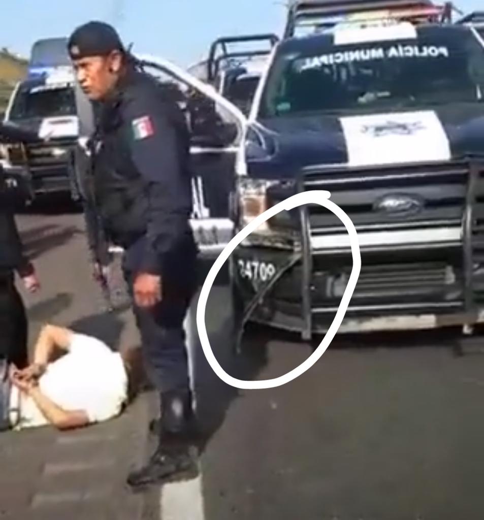 pelonmty's tweet photo. @tadeoac_92 Que raro el tumbaburros de la patrulla dañado y el costado de la camioneta de Benito también... Para ser un choque frontal se ve muy dañado las partes laterales de la camioneta... Estos puercos lo sacaron del camino https://t.co/cL2tdjvnE3