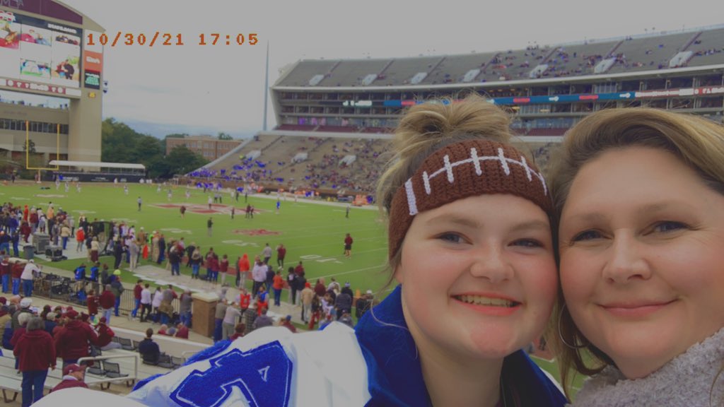 carmengrace27's tweet photo. First home game!! #go72 #HailState https://t.co/mCXcGGpnlg