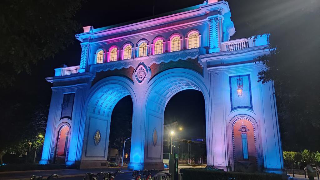 ItsChrisDennis's tweet photo. Ayer en Guadalajara se iluminaron monumentos con la bandera trans 🏳️‍⚧️💜 https://t.co/2Q7FwoyueE