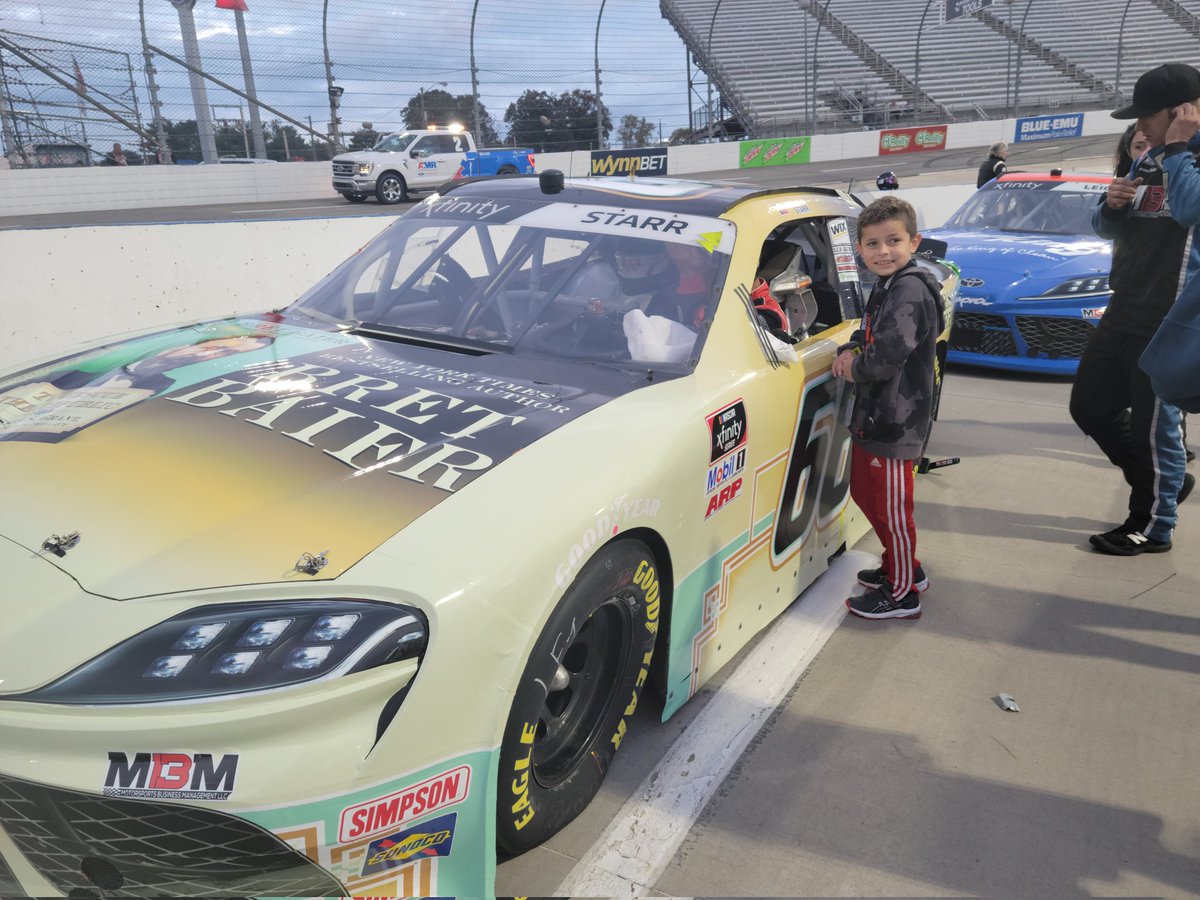MBMMotorsports's tweet photo. Getting some help from his son @starr_racing @BretBaier is ready to take on @MartinsvilleSwy for the #DeadOnTools250
#PaperclipRacing #SaturdayNightRacing #XfinityRaceDay #JoinMBM https://t.co/WYD6BvZf4r
