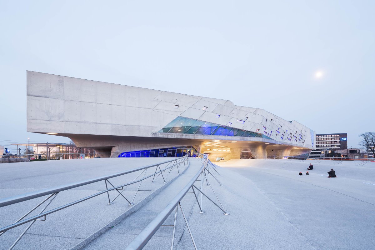 efemarq's tweet photo. #Taldiacomavui de 1950 va néixer l'arquitecta angloiraquiana Zaha #Hadid. Primera dona a la història en guanyar un Premi Pritzker l'any 2004, fou una de les màximes representants del #desconstructivisme. El 2000-05 construí l'icònic Centre de Ciències #Phaeno, a Wolfsburg. https://t.co/9dOQBNEDXR