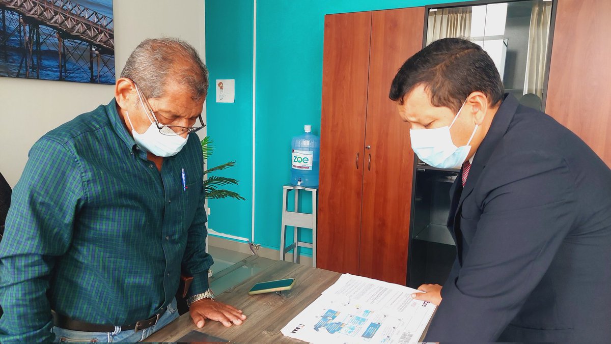 JoseUrciaCarlos's tweet photo. Sr. José Palacios Pinglo, alcalde de Pimentel y trabajadores reciben el libro del año #EsperanzaParaUnMundoEnCrisis 
Colegio e iglesia unidos en el proyecto #PerúSíLee https://t.co/1E9mKTpkPG