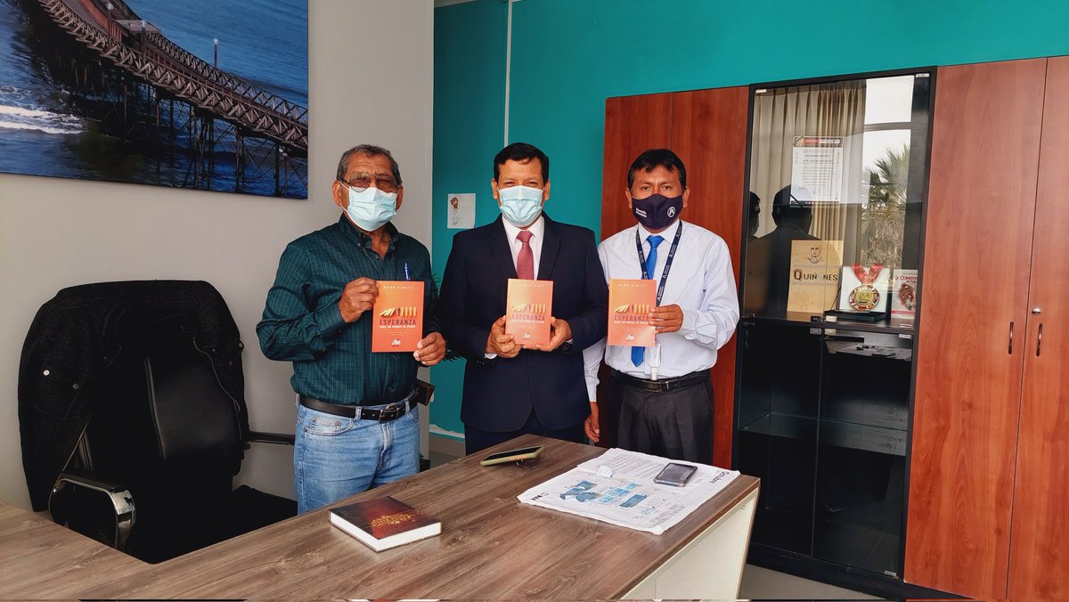 JoseUrciaCarlos's tweet photo. Sr. José Palacios Pinglo, alcalde de Pimentel y trabajadores reciben el libro del año #EsperanzaParaUnMundoEnCrisis 
Colegio e iglesia unidos en el proyecto #PerúSíLee https://t.co/1E9mKTpkPG