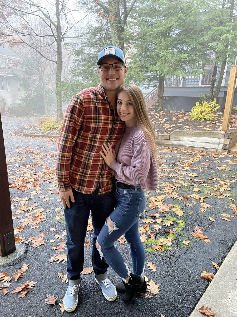assssh1027's tweet photo. Having the best time🧡 https://t.co/2tI7Fhtpf3