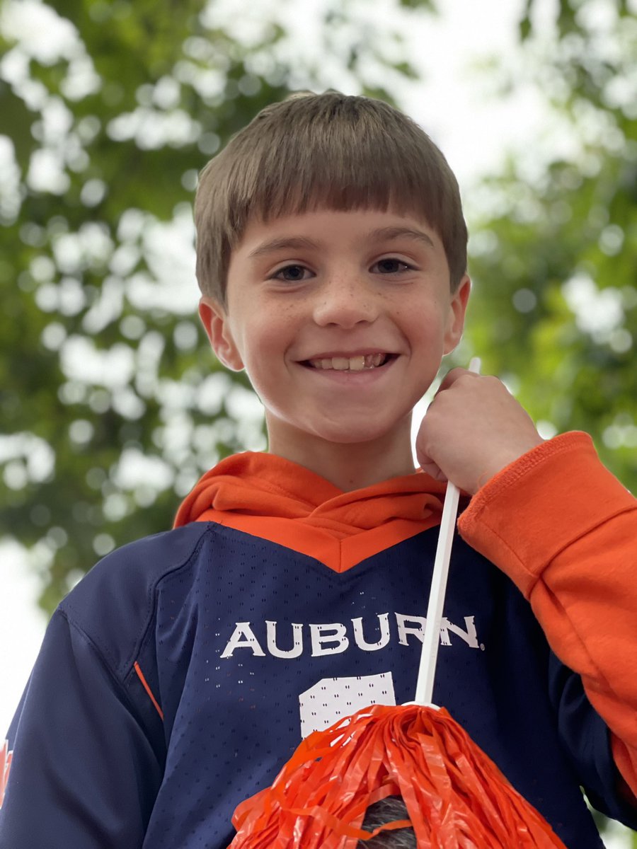MandiKAdams's tweet photo. Tiger Walk and Jordan Hare with the coolest kid around#WarEagle https://t.co/qKZBSCTpie