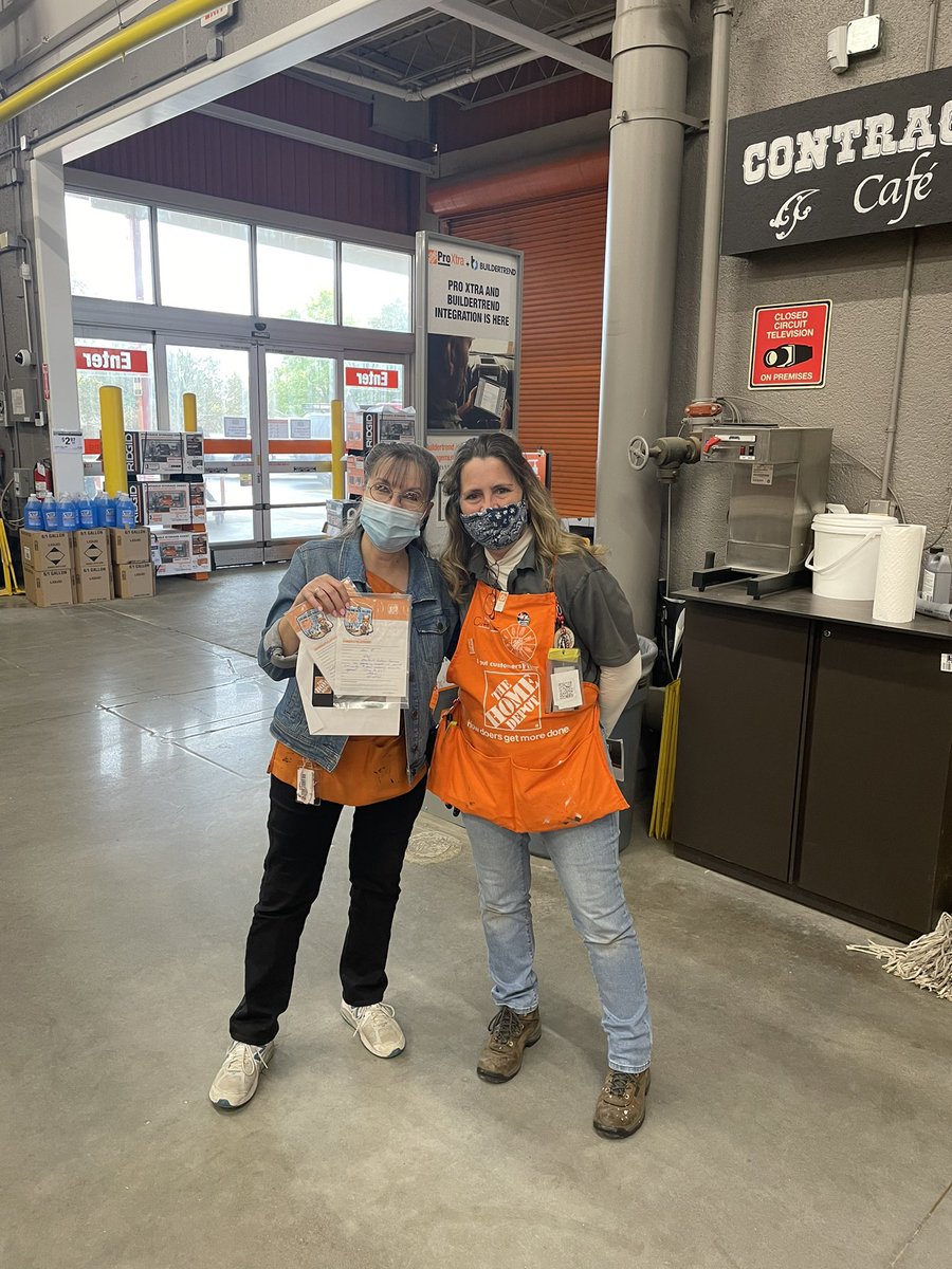 ericdew30's tweet photo. Congrats to Ann for being our Cashier of the year for team 4135. Also awarded a 2nd Homer award for her credit performance last week with 7 accounts. https://t.co/apIMpKx8fw