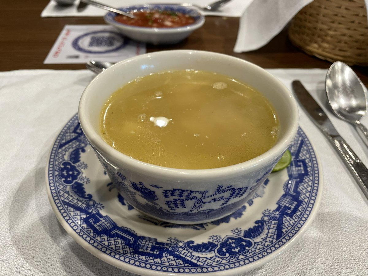Manuel_Galvan's tweet photo. La pechocha y yo hace mucho tiempo que no íbamos a @solosanborns en @PlazaSanLuis #Chabueleando #ChilangoStyle #SLP https://t.co/XkBhHPuAKo