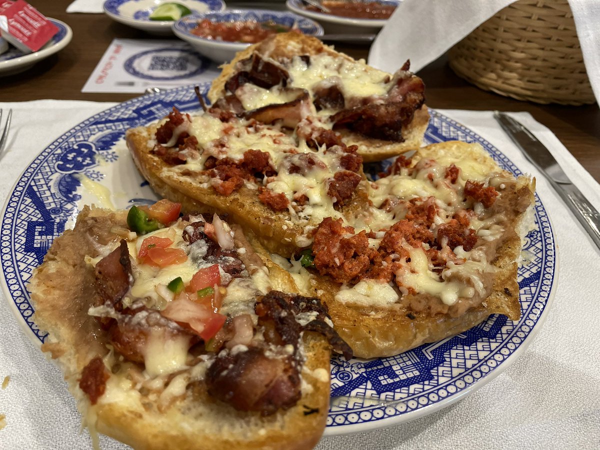 Manuel_Galvan's tweet photo. La pechocha y yo hace mucho tiempo que no íbamos a @solosanborns en @PlazaSanLuis #Chabueleando #ChilangoStyle #SLP https://t.co/XkBhHPuAKo