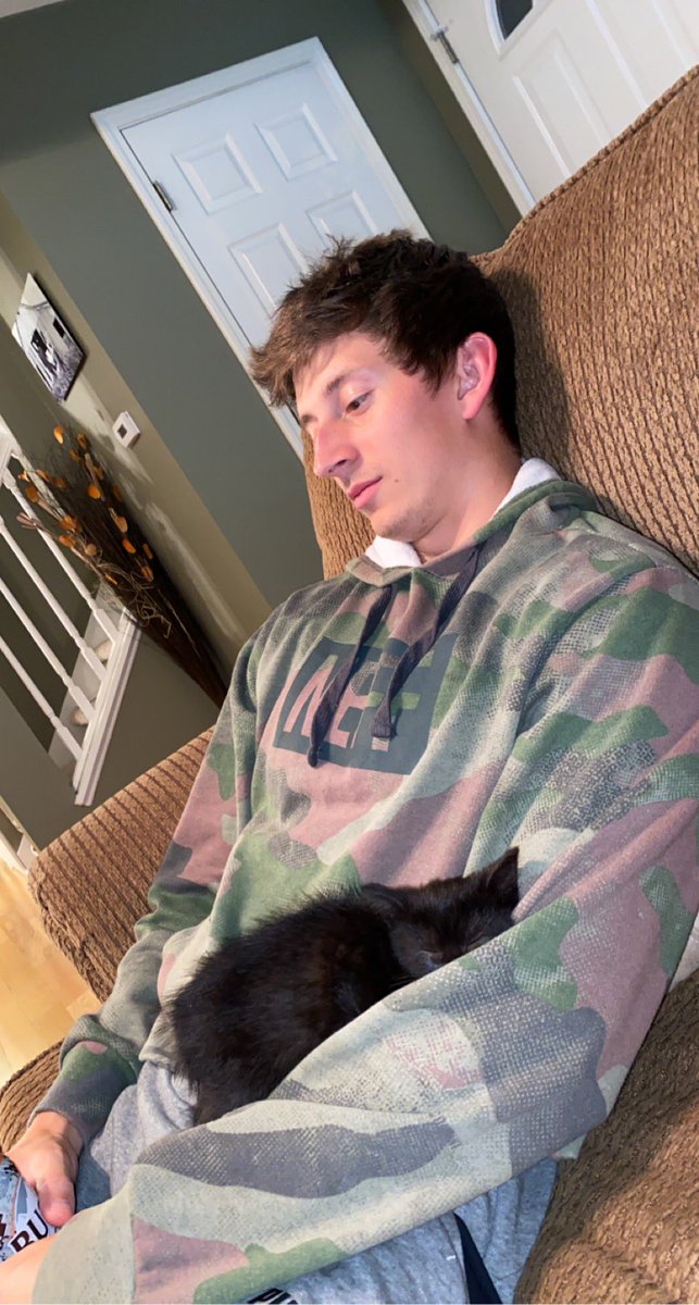 My boyfriend hates cats but I really wanted a cat so we compromised &amp; got a cat 🖤