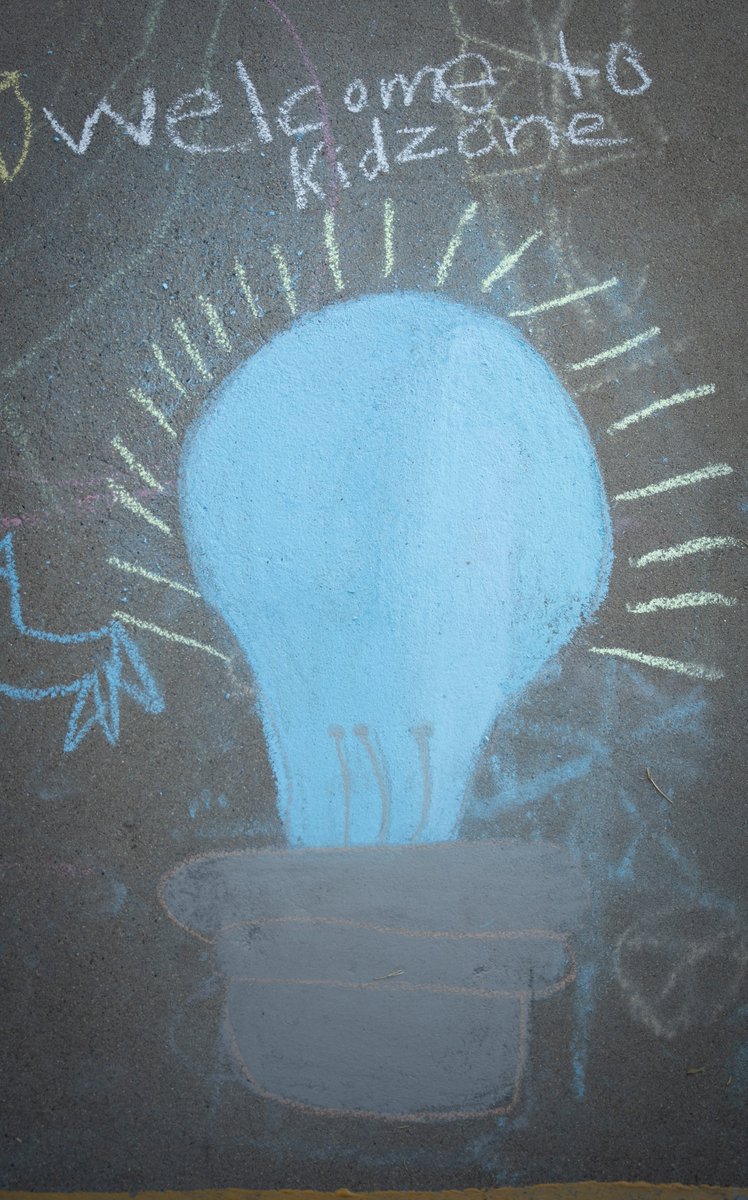 PeoriaUnified11's tweet photo. Today @SahuaroRanchEl @KidZoneAZ celebrated #LightsOnAfterschool by creating sidewalk chalk masterpieces and sharing what they love most about KidZone! #PeoriaUnifiedPride https://t.co/iKFtdajje6