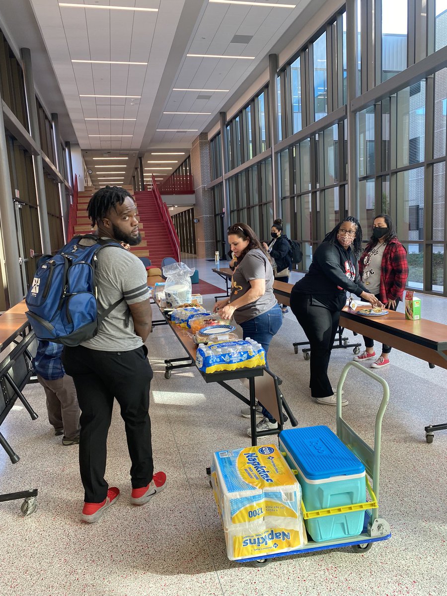Cat_Me2's tweet photo. @LandrumMS @SBISD #Communitywalk. Families and schools working together for our students. https://t.co/IZ92vu9Urd