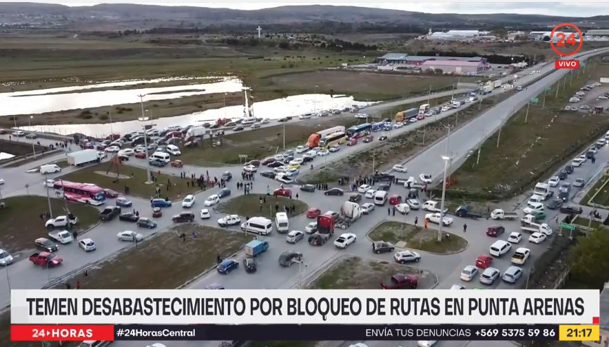 24HorasTVN's tweet photo. #ENVIVO | Problemas de stock en bencineras y trastornos en el aeropuerto han generado una serie de protestas que se extienden por más de 24 horas en Punta Arenas. #24HorasCentral

📡 Sigue la señal en vivo ➡ https://t.co/DXByzdPtpF https://t.co/ElzjM2Y1FY