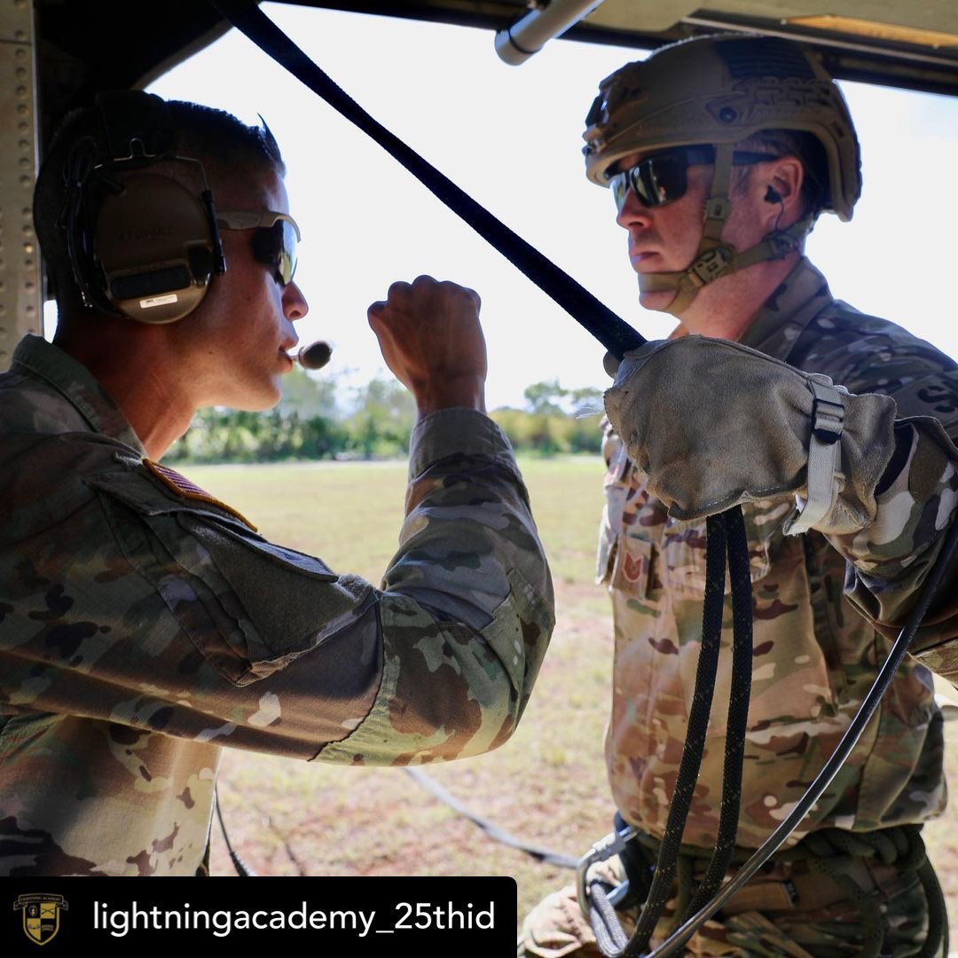 25thID's tweet photo. #RappelMaster β‘οΈπβ‘οΈ #StrikeHard
Rappel Master is a 5 day course that certifies you to conduct tower and aircraft rappelling operations.
#LightningAcademy β‘οΈ Ready to become a Rappel Master? See your Schools NCO!
πΈ: 2LT Alexandra Russo
#25thID #TropicLightning #StrikeHard https://t.co/gpxTFN2ndX