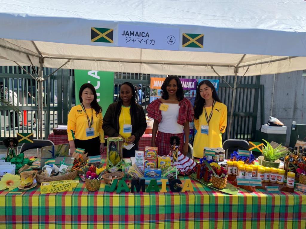 ジャマイカ大使館 Embassy Of Jamaica In Japan 大使館職員が ジャマイカの文化 やバイブを反映した活気ある そして人目を引くジャマイカのブース作成に力を入れてくれたので チャリティバザーにいらした多くのお客さまがブースを訪れてくれました
