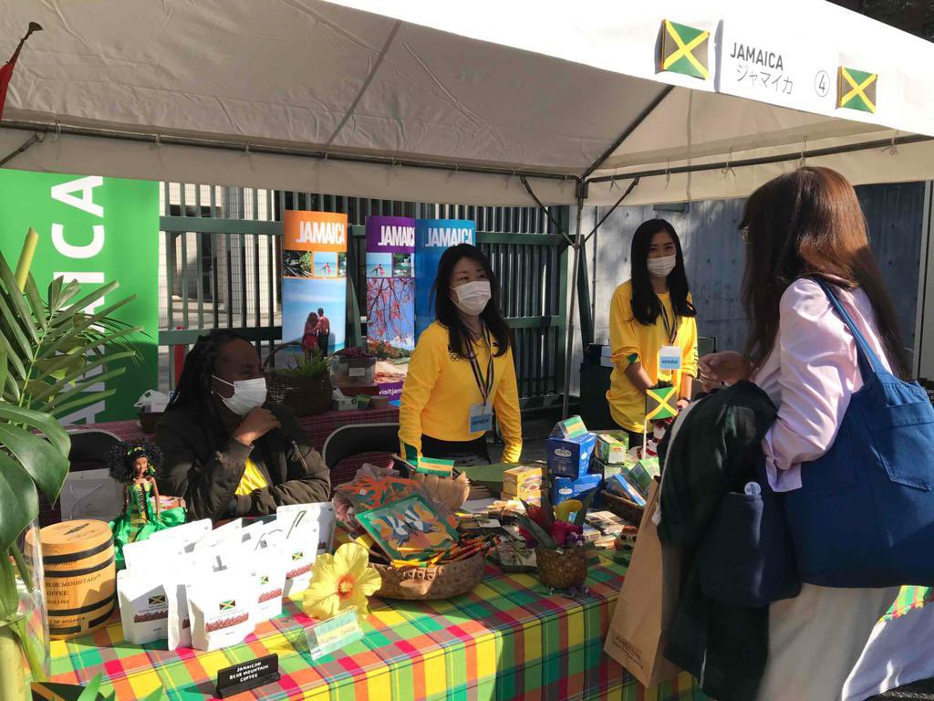ジャマイカ大使館 Embassy Of Jamaica In Japan 大使館職員が ジャマイカの文化 やバイブを反映した活気ある そして人目を引くジャマイカのブース作成に力を入れてくれたので チャリティバザーにいらした多くのお客さまがブースを訪れてくれました