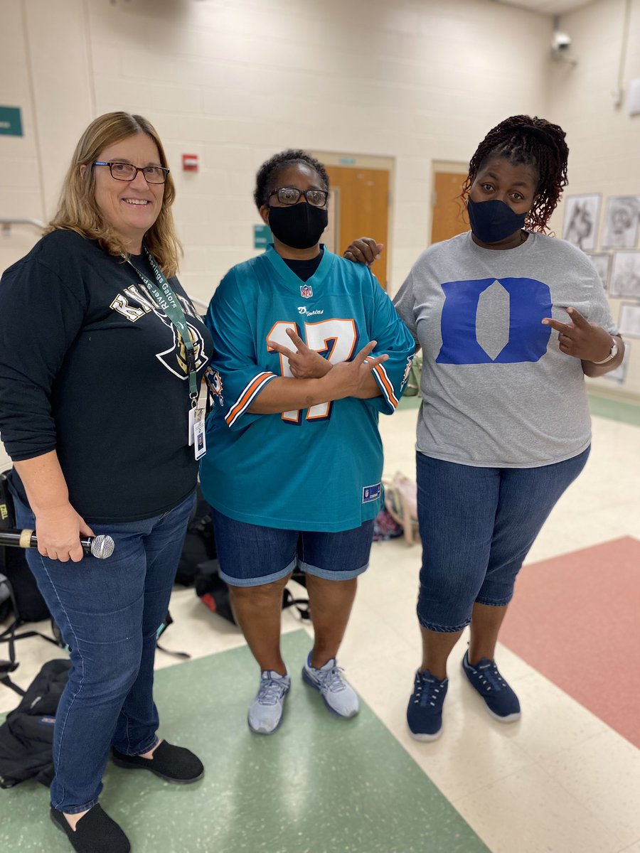 My peeps are always down to participate in Red Ribbon Week or anytime, actually 💙💖