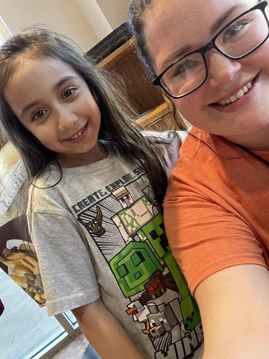 Melly_Jimenez's tweet photo. Fun at Charley’s eating dinner and visiting with our Oaks fam! @HumbleISD_OE @oaks_pto @headrick_ms https://t.co/TR3OcVlnaB