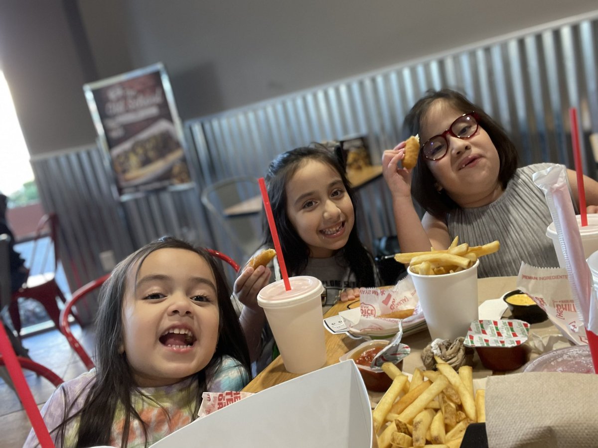 Melly_Jimenez's tweet photo. Fun at Charley’s eating dinner and visiting with our Oaks fam! @HumbleISD_OE @oaks_pto @headrick_ms https://t.co/TR3OcVlnaB
