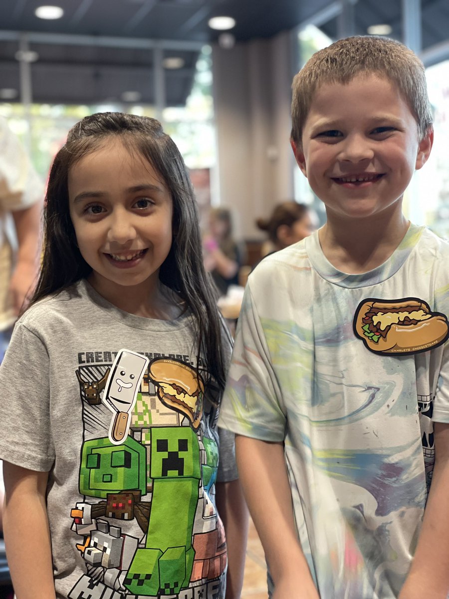 Melly_Jimenez's tweet photo. Fun at Charley’s eating dinner and visiting with our Oaks fam! @HumbleISD_OE @oaks_pto @headrick_ms https://t.co/TR3OcVlnaB