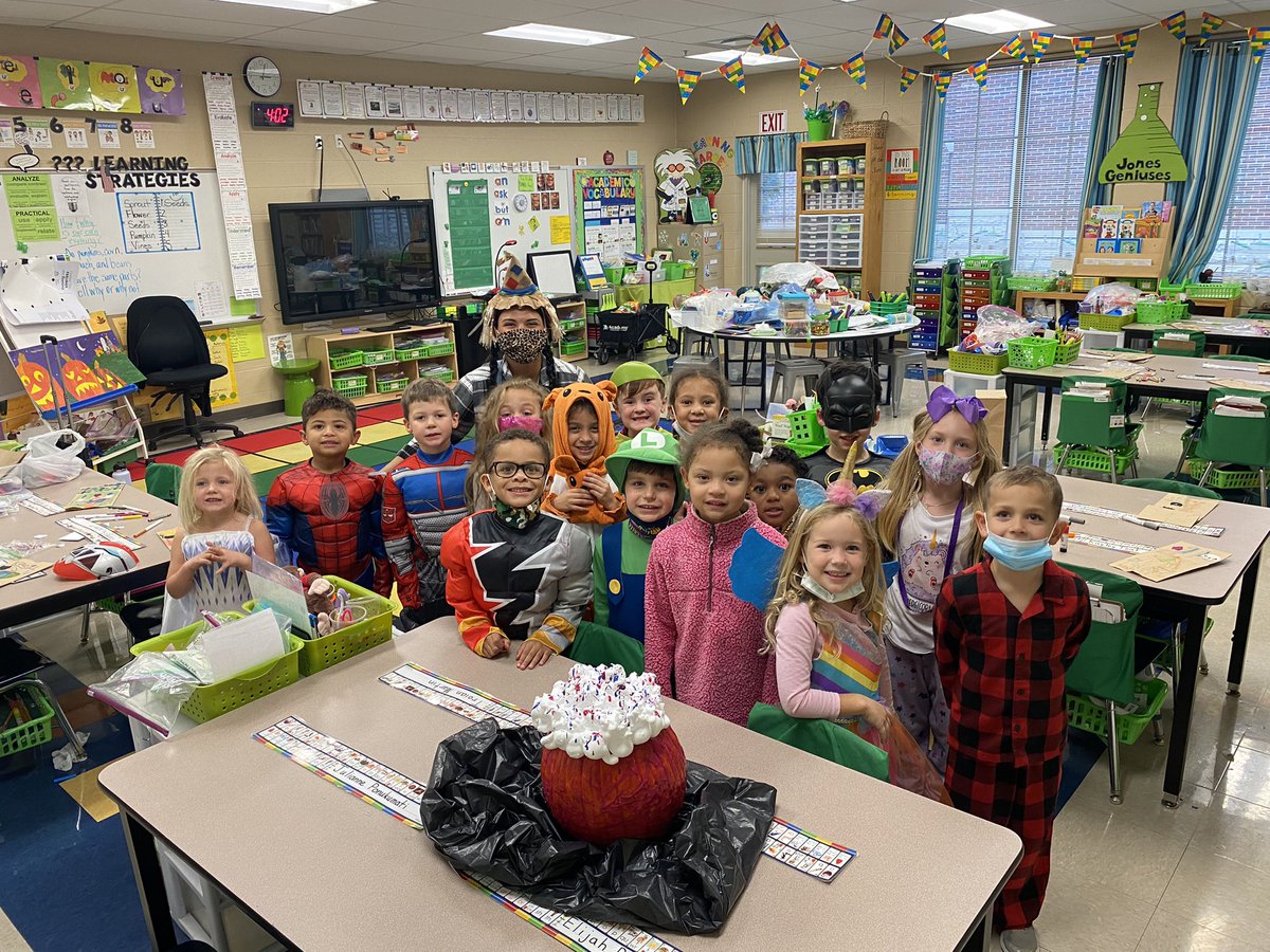ESPatMCS's tweet photo. Some of the pumpkins and their groups for our Best Pumpkin competition this afternoon for Lights on Afterschool #ESPAfterSchool at Overall Creek @OverallCreek https://t.co/plx9il4LTt