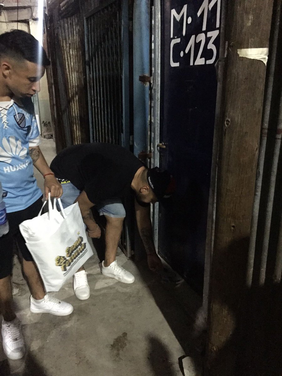LucasMolla's tweet photo. Tarde Noche de Militancia
Bajo puerta en Barrio 21 24 _comuna 4. Esta Juve no piensa Parar. 💪 https://t.co/nQHeh6JVu8