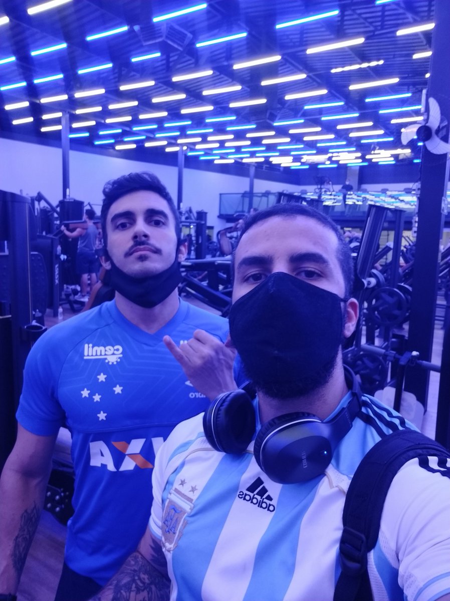 guironia's tweet photo. hoje foi com o PERICULOSO @vicnsalomao

a lenda https://t.co/KcM8iunSgM