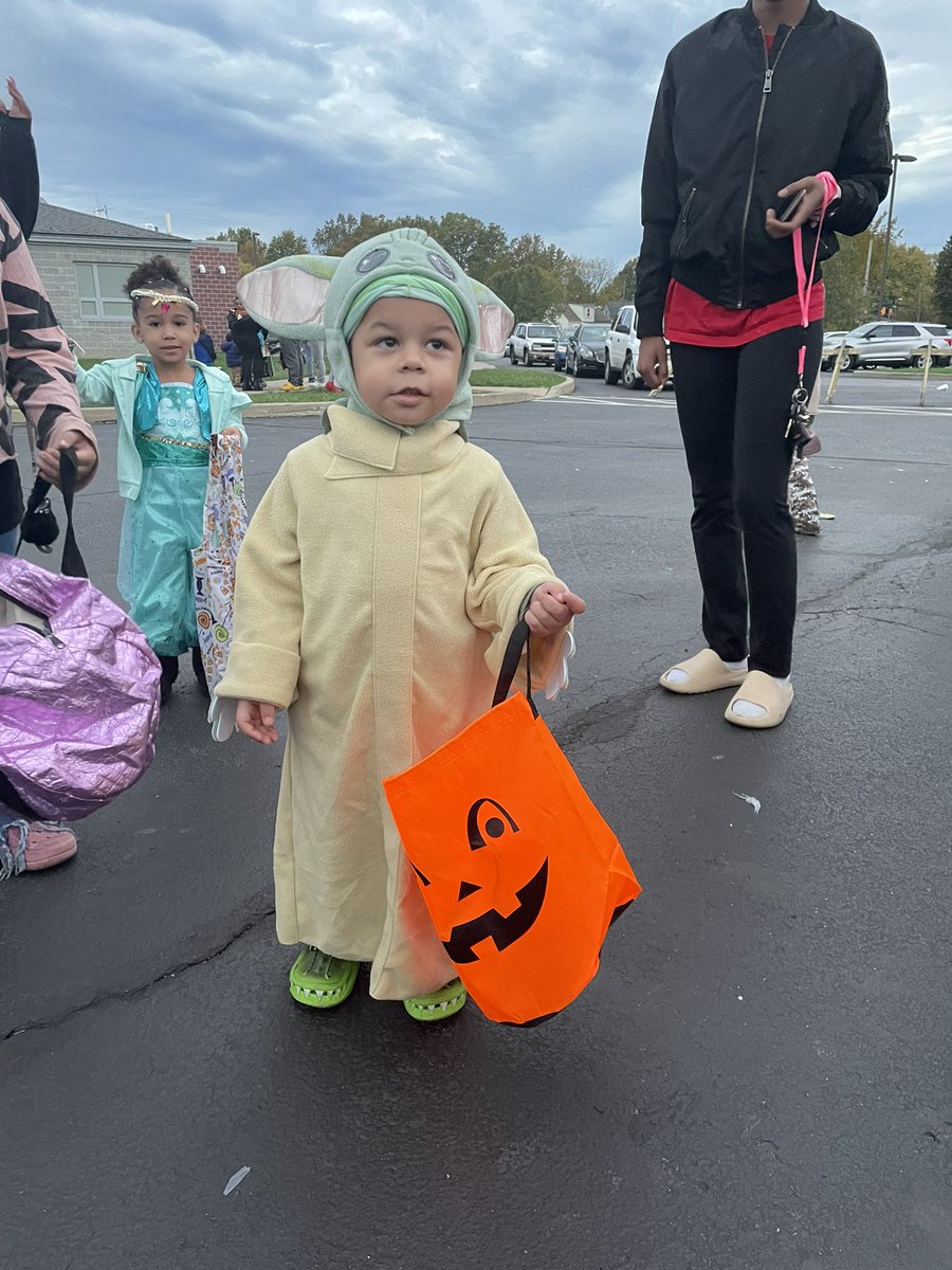 msmarshall40's tweet photo. What an amazing event!!!!! Trunk or Treat at the J!!!!! #theJWCS @PastorToddJ @TheJ35PodWCS @warrenschools @HcbWcs @MrsV_WCS @CB_WCS @MrIsraelWCS https://t.co/2WrC7g5rUb