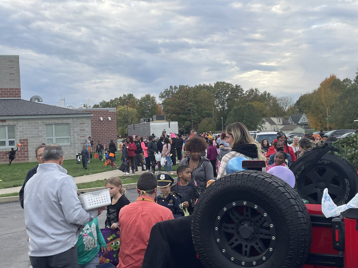 msmarshall40's tweet photo. What an amazing event!!!!! Trunk or Treat at the J!!!!! #theJWCS @PastorToddJ @TheJ35PodWCS @warrenschools @HcbWcs @MrsV_WCS @CB_WCS @MrIsraelWCS https://t.co/2WrC7g5rUb