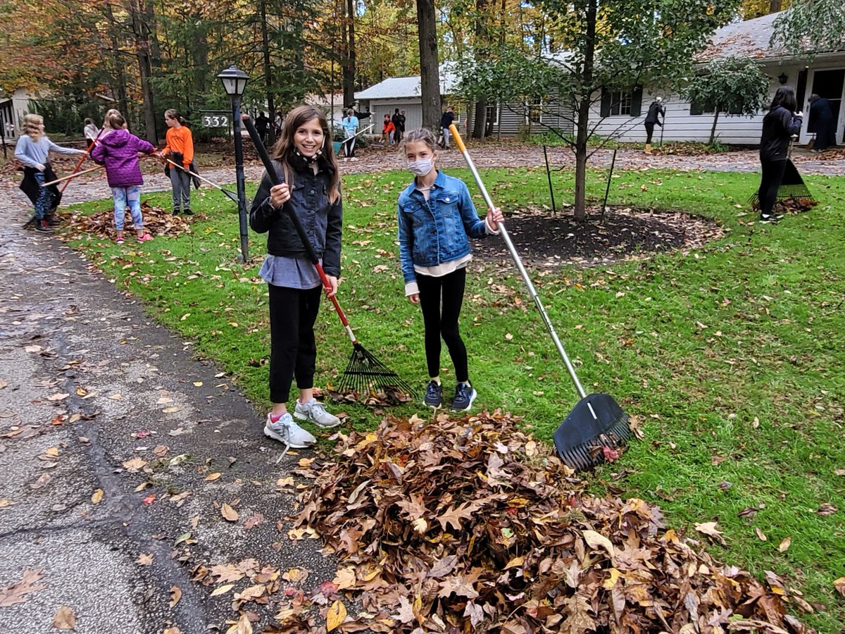 CFIS_Counselor's tweet photo. CFIS PAWS students serving our friends at Hamlet Village!  Such an amazing group of kids!!  🥰
#CFEVS https://t.co/Ym6CMcmfHX