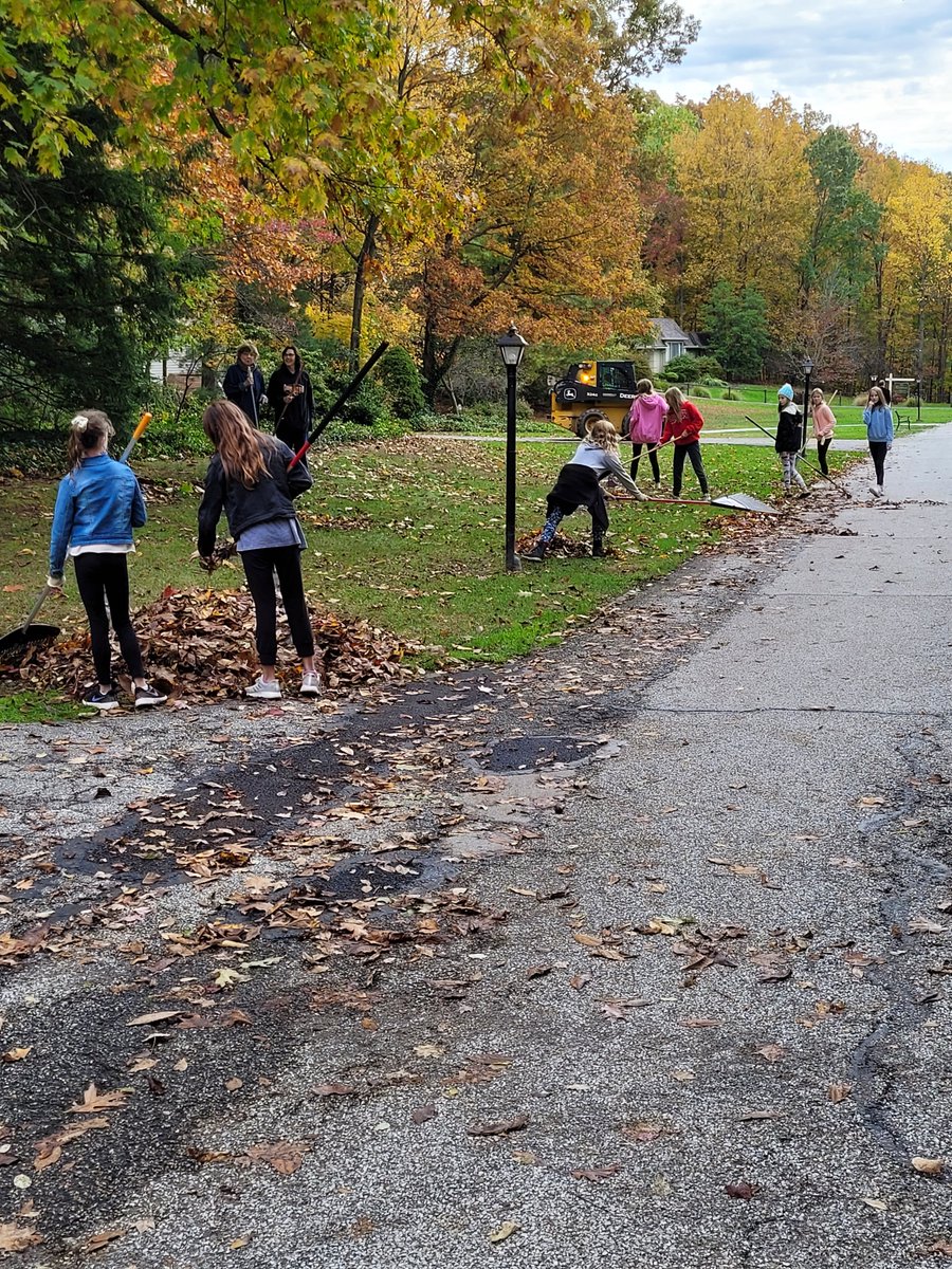 CFIS_Counselor's tweet photo. CFIS PAWS students serving our friends at Hamlet Village!  Such an amazing group of kids!!  🥰
#CFEVS https://t.co/6AlmS7GajE