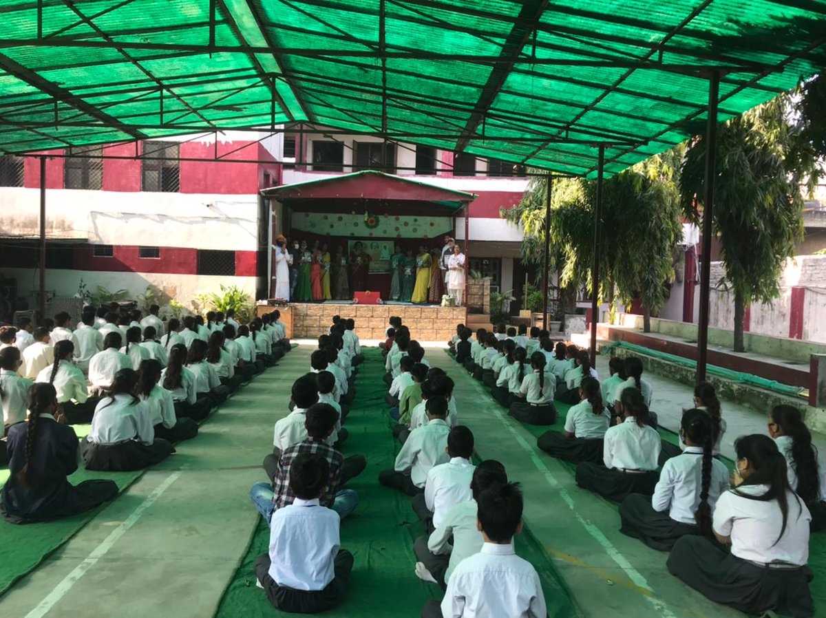 AshramGzb's tweet photo. #SewaActivitiesByAshram
28/10/21~ P C स्कूल राजनगर व गोविंदपुरम में Sant Shri Asharamji Bapu की पावन प्रेरणा से योग व उच्च संस्कार के कार्यक्रम हुए।

बच्चों को योगाभ्यास, प्रखर- बुद्धि शक्ति विकसित करने की कुंजियां, #जीवन_जीने_की_कला, #स्वास्थ्य_टिप्स के साथ सत्साहित्य भी दिए गए। https://t.co/MbEBHZa1KE