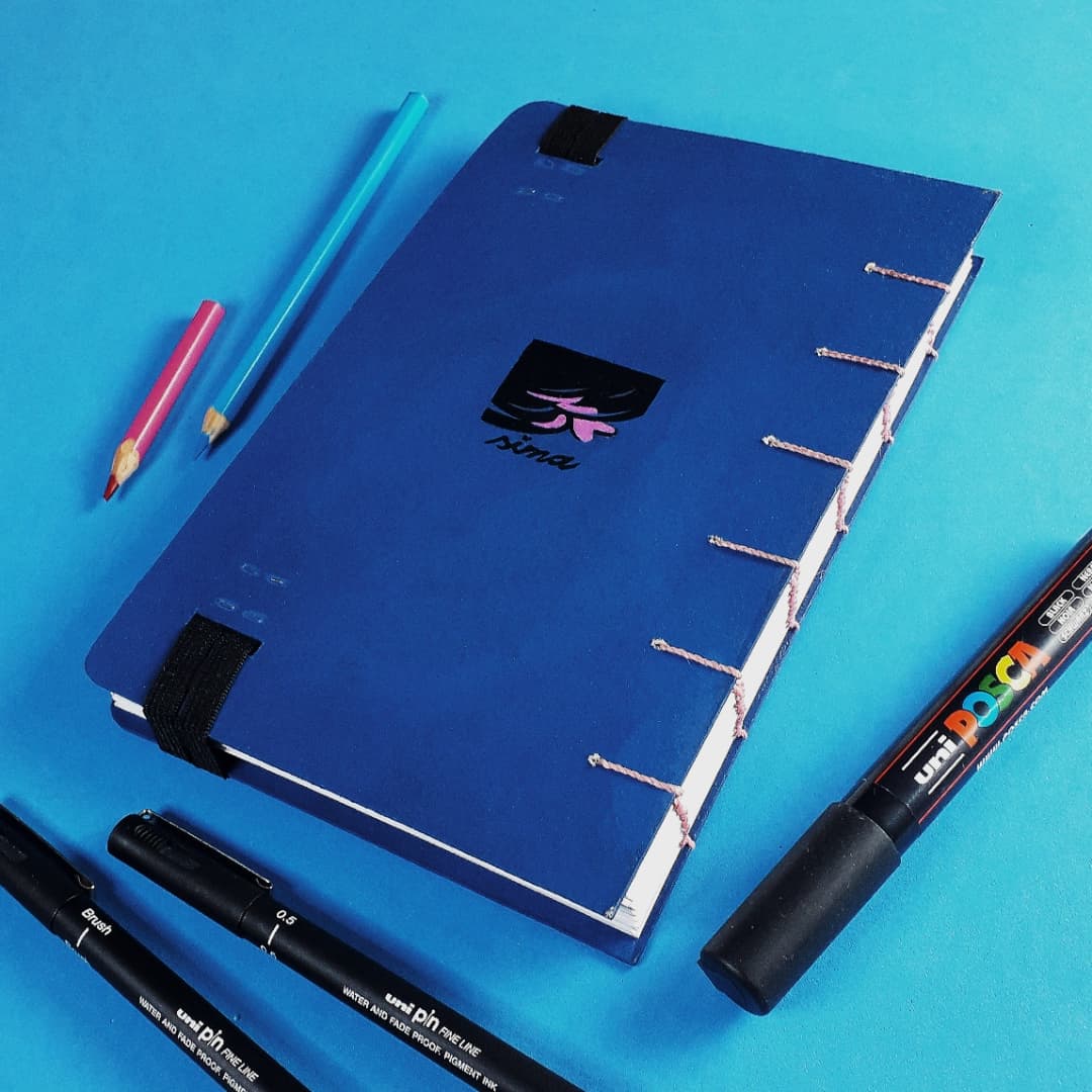 Primeiro sketchbook que faço do zero, o Blue&amp;Pink. Fiquei tão viciado em fazer eles que tem outros três prontos haushaush que eu mostro outro dia. Nada mal para quem nunca havia costurado na vida, né?
#sketchbook #costuracopta