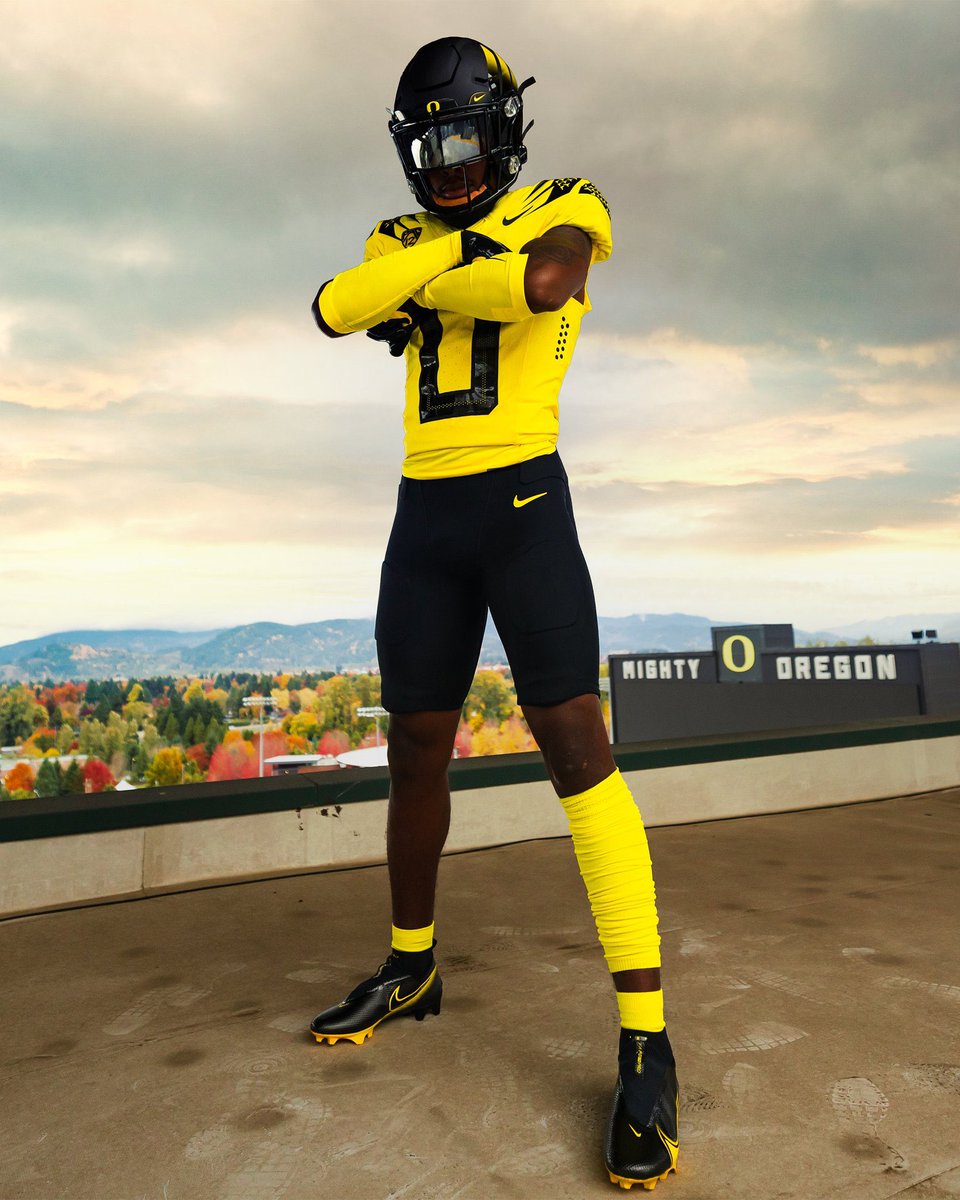 UNISWAG's tweet photo. The uni combo for @oregonfootball this week.

#uniswag https://t.co/eoOEIlqtOV
