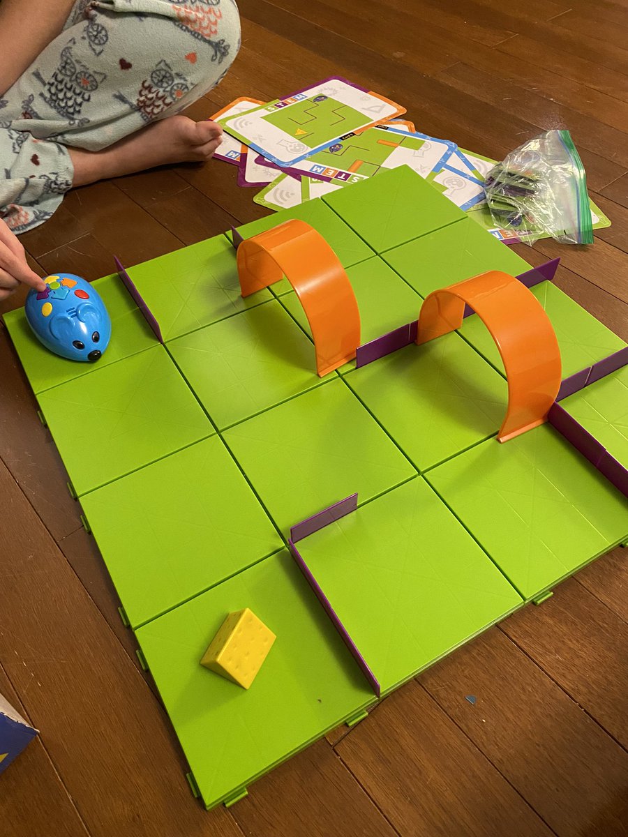 MsLloyd_edu's tweet image. This evening’s before bed game! Looks simple- but the goal of this one was to touch every green square and go under the the orange arches, ending at the cheese! #coding #codingathome