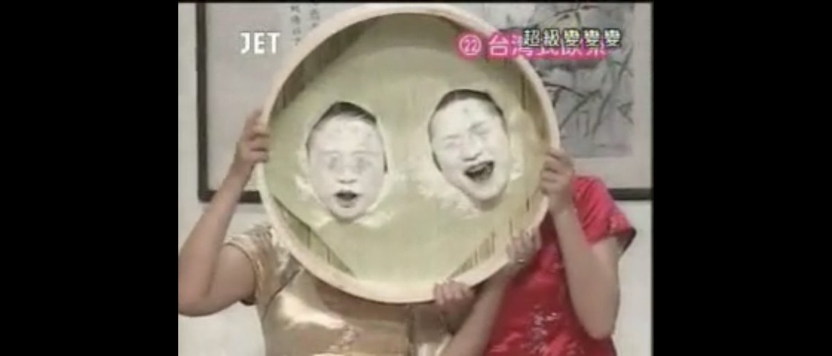 lenamison's tweet photo. メッシーと仮装が組み合わさった作品とかも面白そう。

女性2人が小麦粉に顔を突っ込んで顔を饅頭にみたてたり、黒色の背景で女性が全身に墨汁浴びて透明人間になるとか。

結構フェチに刺さる作品だったりします。 https://t.co/BwSsARGt0w