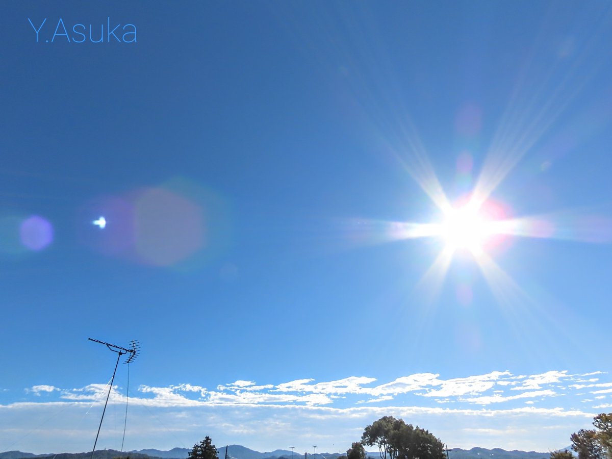 yumeasutw's tweet photo. お日様燦々✨西の天高く #下弦 の月(月齢22.5)が #青空 に映える金曜日の朝💙
東には #波頭雲 🌊🌊🌊
予想最高/最低気温🌡️20℃/7℃
晴れ☀️
日中は北風が強く飛ばされないように御用心🌬️➰➰👕👖
#月 #moon
#Sunshine
#空の名前
#天気の図鑑 #雲友
#フラクタス ❔
#日光連山
#a2021 #a1029 #a202110 https://t.co/JbHbxrLJ9J