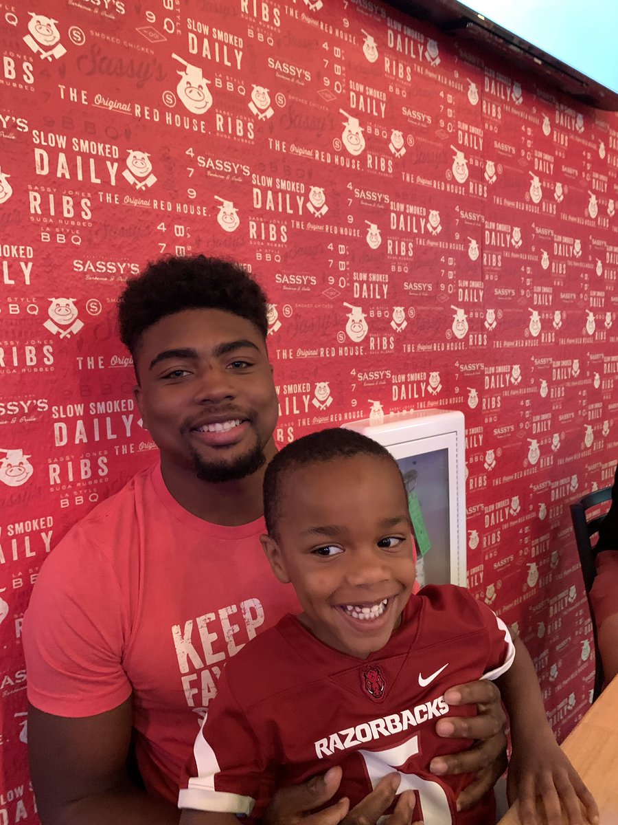 eastonrowe's tweet photo. Seeing the joy on Braxton’s face in these pictures is priceless! Absolutely thrilled to meet and get pictures and autographs from @TreylonBurks and @grantmorgan15! Huge props to @sassysbbqgrille for setting up this event! #WPS #KeepItSassy #ONERazorback https://t.co/Wjt0hay4Ft