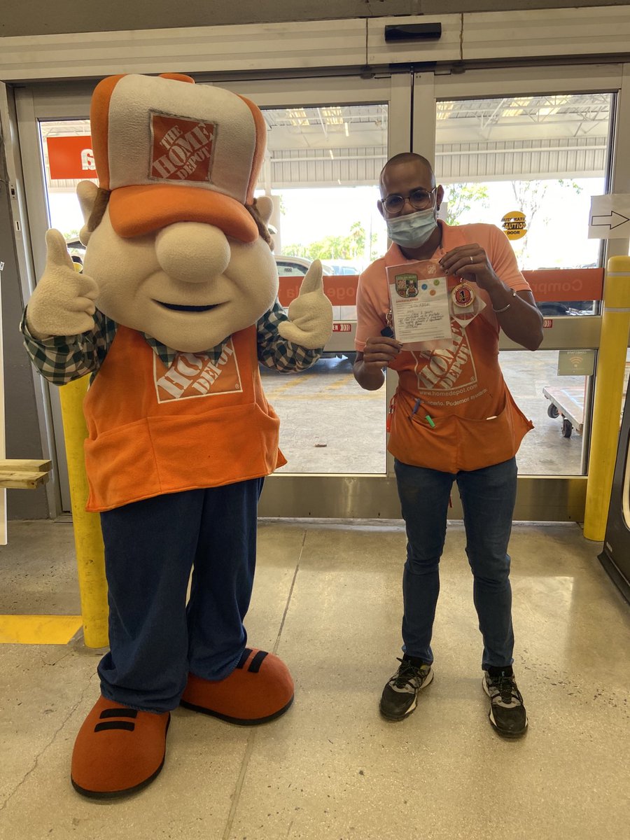 Rosa07069694's tweet photo. Nuestro Homer entregando #Homer Award  a Jarianne Head Cashier y Graciela SE !!!! Felicidades 🎉🎊 CAM 6402 !!! Living Our Values !! 🧡🧡🧡 https://t.co/OjJmQyC0NP