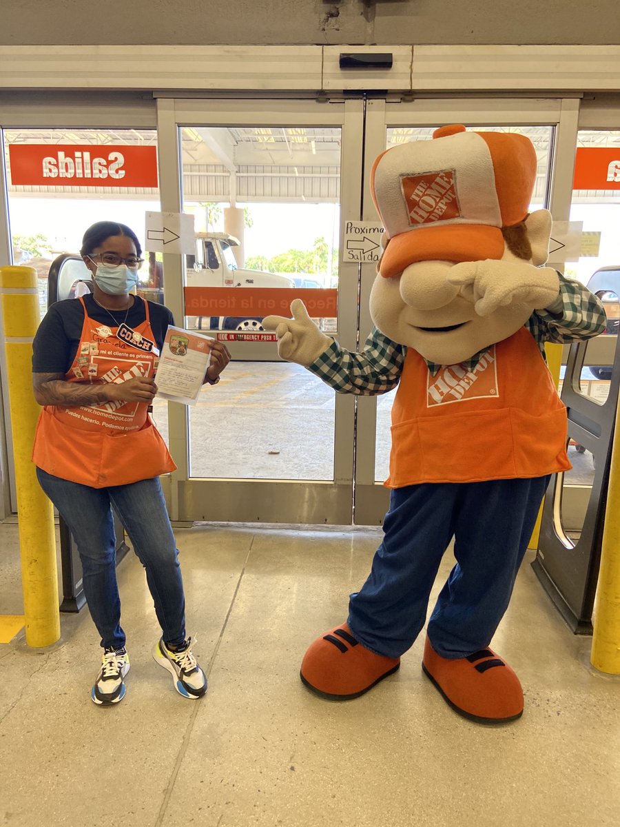 Rosa07069694's tweet photo. Nuestro Homer entregando #Homer Award  a Jarianne Head Cashier y Graciela SE !!!! Felicidades 🎉🎊 CAM 6402 !!! Living Our Values !! 🧡🧡🧡 https://t.co/OjJmQyC0NP
