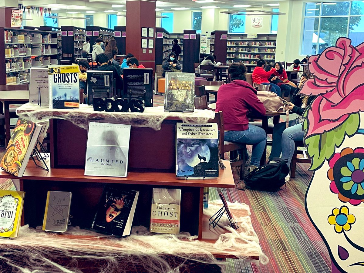 LibrarianAnGe's tweet photo. Stop by #EHS_Library for a scary book
Visit our digital readbox and book display and checkout a Booooook 👻
#SISD_Reads https://t.co/4CgheOO1Wv
