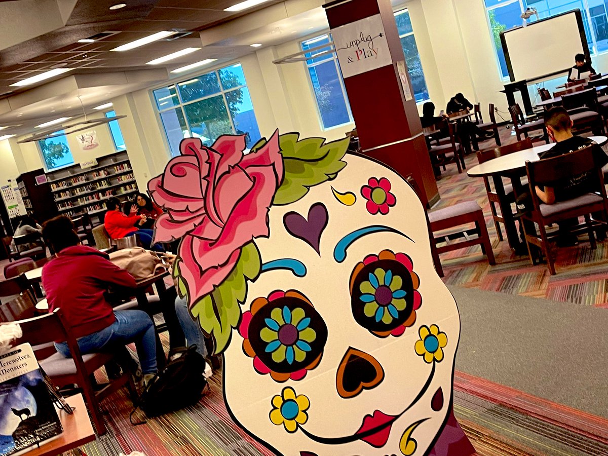 LibrarianAnGe's tweet photo. Stop by #EHS_Library for a scary book
Visit our digital readbox and book display and checkout a Booooook 👻
#SISD_Reads https://t.co/4CgheOO1Wv