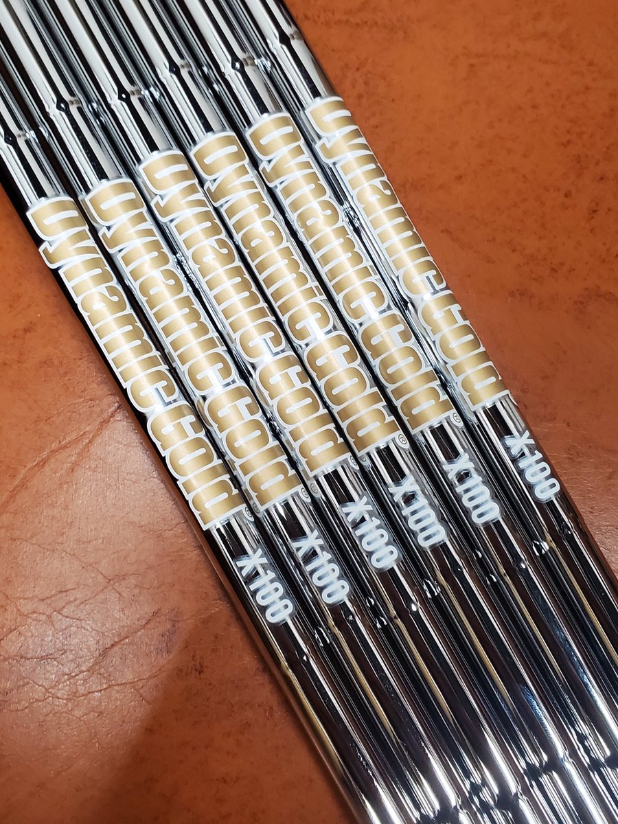 factory_bell's tweet photo. 『AXIS GOLF✨~シャフト交換』
「軽く感じ・・振り回してしまう」ということでTRUETEMPER「DG100X」に交換です☀️✨😊以前の仕様より「10㌘強アップ」‼️✨バランスも1ポイントアップ‼️✨グリップは限られたツアープロのみに支給されていたエリート🎵✨😊
#axisgolf
#アイアンシャフト交換
#dg100x https://t.co/HYqep5LyFY