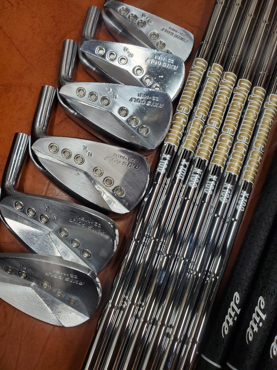 factory_bell's tweet photo. 『AXIS GOLF✨~シャフト交換』
「軽く感じ・・振り回してしまう」ということでTRUETEMPER「DG100X」に交換です☀️✨😊以前の仕様より「10㌘強アップ」‼️✨バランスも1ポイントアップ‼️✨グリップは限られたツアープロのみに支給されていたエリート🎵✨😊
#axisgolf
#アイアンシャフト交換
#dg100x https://t.co/HYqep5LyFY