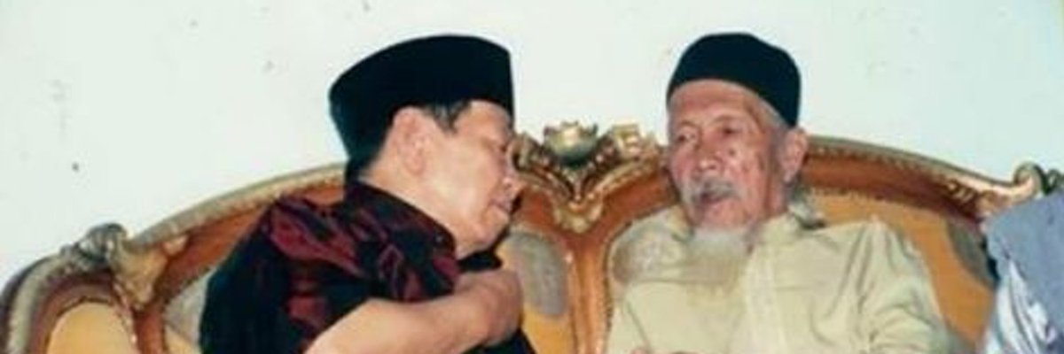 Photo Kenangan Kakek (Habib Hamid Sokaraja) dan Kyai Abdurrahman Wahid (Gus Dur). Warga NU pasti retweet untuk sebarkan photo ini.