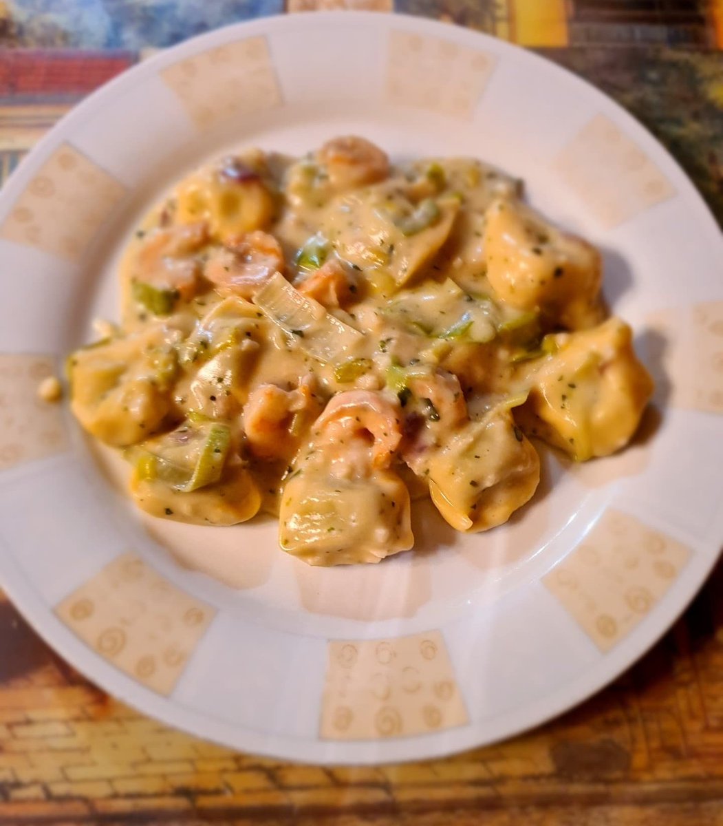 viola_sabine's tweet photo. I did it again 
I never thought that this combination would be so delicious. 😋
Ricotta-spinach tortellini, king prawns, leek, half chopped red onion, oregano and my homemade garlic sauce.
#soulfood #seafood #delicious #cookingexperiment #cookingwithoutsalt #norecipeneeded https://t.co/TvHRdRHZhI